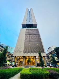 Un palazzo alto in una città di Axon Purple Suites Pavilion Bukit Bintang a Kuala Lumpur