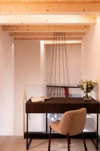 a desk with a chair and a wooden ceiling at Le Dimore di Rosa e Vincenzo in Bari