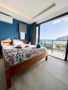 Un dormitorio con una cama y una ventana grande. en Le BÔ Diamant Duplex - Luxe et vue mer, en Le Diamant 21 fotos más
