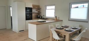 HaselauにあるFerienhaus-Elbblick-Haselauのキッチン(テーブル、椅子付)、キッチン(テーブル、キッチン付)