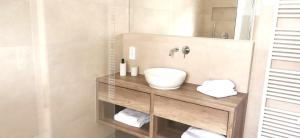 a bathroom with a sink and a mirror at Ferienhaus-Elbblick-Haselau in Haselau +16 photos