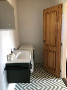 ZalaszántóにあるThe Bohó Vándor Guesthouseのバスルーム(シンク、木製のドア付) +17枚の写真
