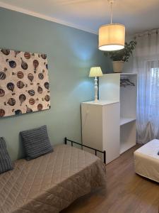 una camera da letto con un letto e una pianta in vaso sul muro di La Sosta del Viaggiatore a Sulmona
