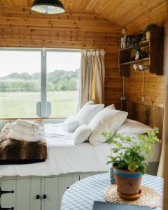 Postel nebo postele na pokoji v ubytování Kingsettle Stud + 5 fotografií