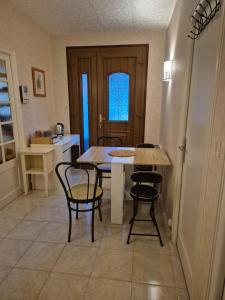 a kitchen with a table and chairs in a room at Chambre bleu dans un appartement independant de l habitation in Nouzilly