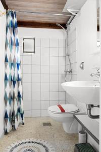 un bagno con un water e un lavandino di 0418-Romo-Sonderstrandvej-19 a Mølby