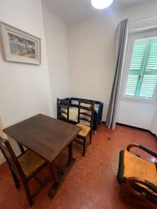 トゥーロンにあるRosa Bonheur house parking Gardenのテーブルと椅子と窓のあるダイニングルーム