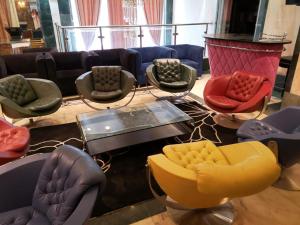 un groupe de chaises et de tables dans une pièce dans l'établissement فندق مشرق كدي, à La Mecque 5 autres photos