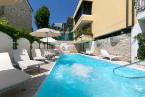 Bazén v ubytovaní Hotel Serenella alebo v jeho blízkosti