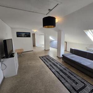 TV a/nebo společenská místnost v ubytování Freundliches Privatzimmer mit Gemeinschaftsküche und Gemeinschaftsbad