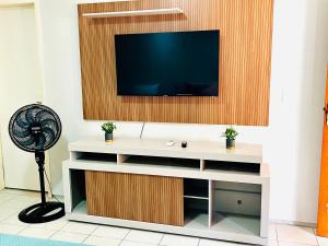 sala de estar con TV y ventilador en Pousada Sousa Residencial Qrt2, en Sousa 18 fotos más