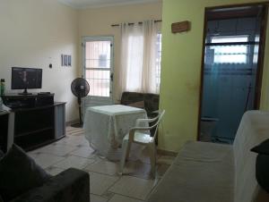 un salon avec un canapé et une table dans l'établissement que delicia de lugar, à Itanhaém