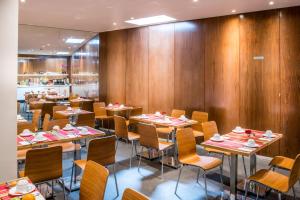 埃菲尔艺术酒店餐厅或其他用餐的地方
