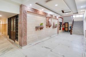 Un pasillo de un edificio con paredes de azulejos y escaleras. en HOTEL O 4 SQUARE A LUXURY ROOMS NEAR RDC MAIN MARKET, en Ghaziabad