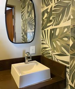 a bathroom with a white sink and a mirror at MAR DÁ LIBERDADE com Villa das Ondas in Morro de São Paulo +31 photos