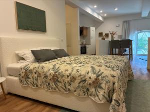 Katil atau katil-katil dalam bilik di ANER 6 eleganter Loft mit Infrarotsauna in Dresden Weißer Hirsch