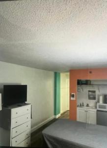 デイトナビーチにあるOceanside apartment with Seaview 803のベッドルーム1室(ベッド1台、ドレッサー、テレビ付)