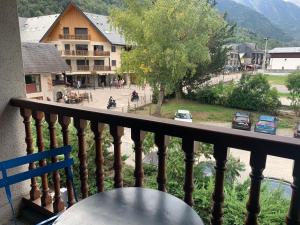 einen Balkon mit einem Tisch und Straßenblick in der Unterkunft Appart T2 Cabine Village Saint Lary Soulan in La Celle-sous-Gouzon