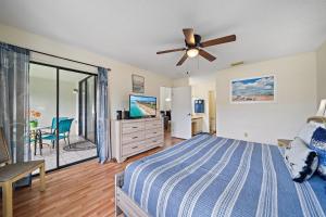 a bedroom with a bed and a ceiling fan at Stylish and Modern Shorewalk condo close to top beaches, heated pools, hot tub, IMG Academy, dining in Bradenton +28 photos