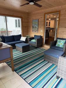 una sala de estar con sofás y sillas sobre una alfombra en Off The Hook Spacious Home with Pool Firepit Large Yard, en South Haven