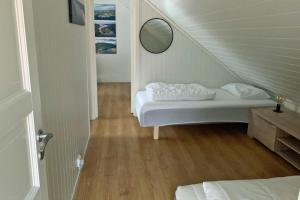 Ένα ή περισσότερα κρεβάτια σε δωμάτιο στο Direkt am Fjord: Cozy Ferienhaus in Bergkulisse