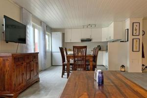 Η κουζίνα ή μικρή κουζίνα στο Direkt am Fjord: Cozy Ferienhaus in Bergkulisse