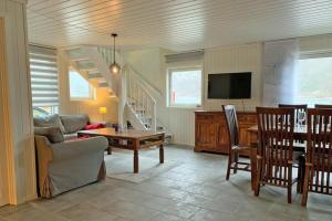 Μια τηλεόραση ή/και κέντρο ψυχαγωγίας στο Direkt am Fjord: Cozy Ferienhaus in Bergkulisse