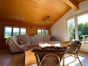 a living room with a couch and a table at Le Petit Rêve in Les Breuleux