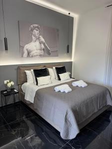 a bedroom with a large bed with towels on it at Bonheur Luxury Rooms in Ercolano