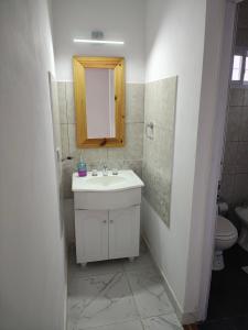 Un baño con lavabo, espejo e inodoro. en Apartamento Los Churquis, en Rosario de la Frontera 16 fotos más