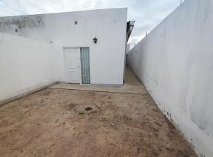 una habitación vacía con una pared blanca y una puerta en Apartamento Los Churquis, en Rosario de la Frontera