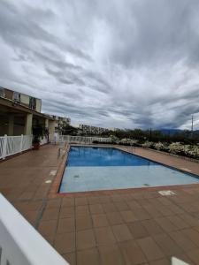 a swimming pool on the roof of a building at Apartamento en el Conjunto Residencial Goya in Neiva