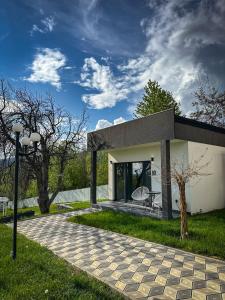 Budova, kde se chata nachází + 2 fotografie