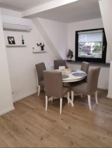 Un comedor con mesa y sillas en R&A Monteurzimmer, en Oberhausen
