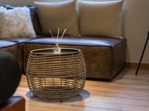 ein Weidenkorb vor einem Sofa in der Unterkunft Bee plus by CityBee in Athen