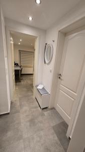 バルジングハウゼンにあるModernes & gemütliches Apartment gegenüber dem Deisterの白いドアと洗面台付きの廊下