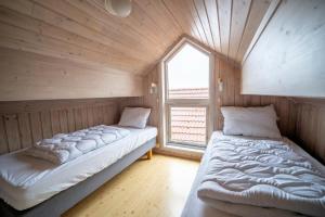 Postel nebo postele na pokoji v ubytování Cozy Renovated Fjord Stay with Boat