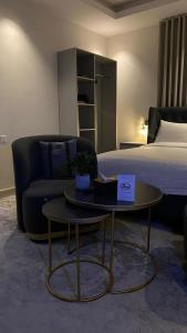 Una habitación de hotel con una cama, una mesa y un sofá. en Calm Studio, en Yeda