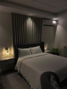 Un dormitorio con una cama grande y una ventana. en Calm Studio, en Yeda 5 fotos más
