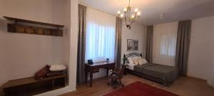 ein Schlafzimmer mit einem Bett, einem Schreibtisch und einem Tisch in der Unterkunft Ava House Taş Oda 1 in Diyarbakır