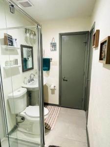 Bilik mandi di Cozy Studio, Steps to Pool, 15 mins to DT Dallas +8 gambar