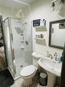 Bilik mandi di Cozy Studio, Steps to Pool, 15 mins to DT Dallas