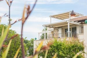 een huis met een veranda en een balkon bij Villa Onofria in Sirmione