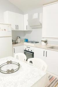 Kuchyň nebo kuchyňský kout v ubytování Olive Apartments