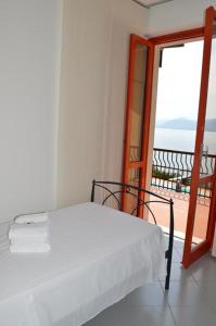 トッリ・デル・ベーナコにあるVilla dei Fioriのベッドルーム1室(ベッド1台付)が備わります。