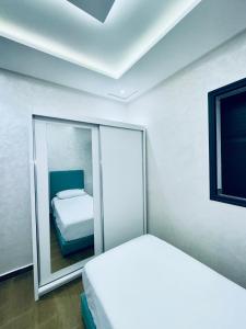 Postel nebo postele na pokoji v ubytování Dar Najat - 5 min Grand Stade - 10 min Aéroport + 18 fotografií