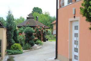 a garden in front of a building at Apartments Luke in Dubrave Gornje