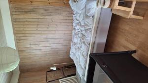 an overhead view of a bedroom with a wall at FJ2402-Skibby-Lindevaenget-50 in Rønø