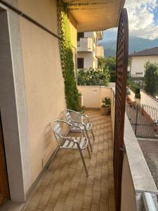 una sedia sul balcone di un edificio di La Sosta del Viaggiatore a Sulmona