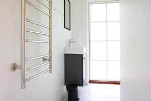 ein Badezimmer mit Waschbecken und Spiegel in der Unterkunft 11126-1 Nykøbing Sj - Slåenhækken 18 in Nykøbing Sjælland + 16 Fotos